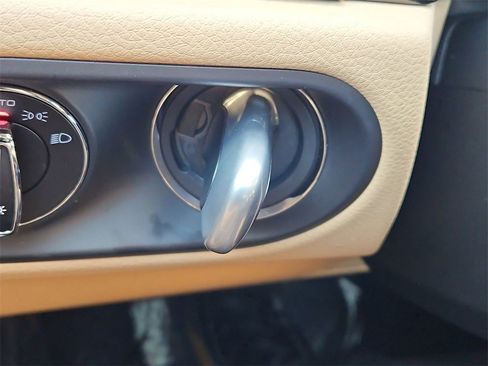 Certified 2025 Porsche Macan image 28