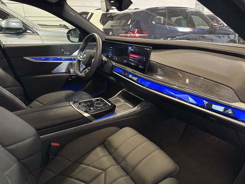 Used 2025 BMW i7 M70 image 34
