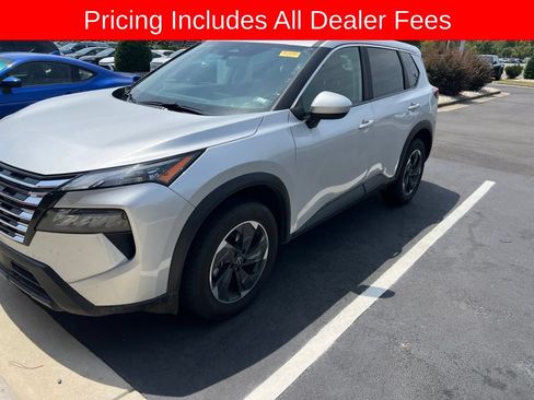 Used 2025 Nissan Rogue SV AWD/4WD image 3
