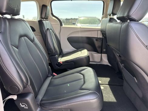 Used 2024 Chrysler Pacifica Touring-L FWD image 11