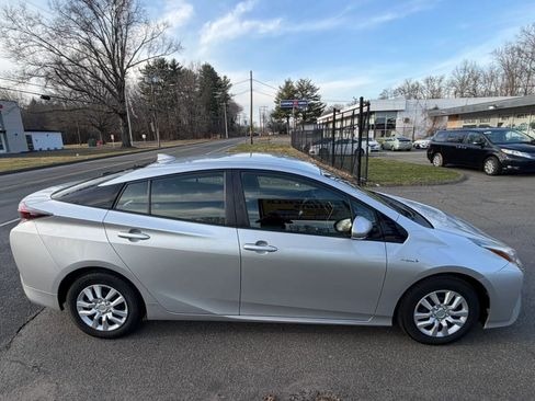 Used 2016 Toyota Prius Three image 5