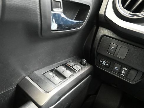 Used 2022 Toyota Tacoma TRD Off-Road w/ Technology Package image 10