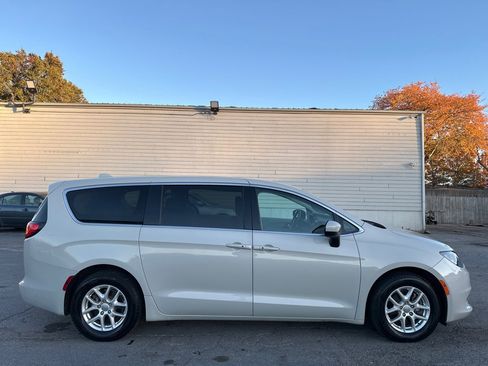 Used 2017 Chrysler Pacifica Touring image 5
