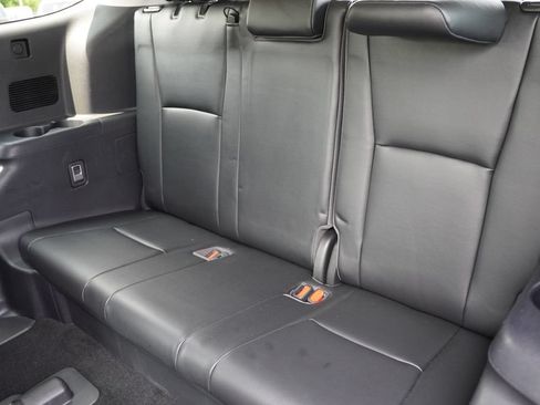 Used 2021 Toyota Highlander XLE AWD/4WD image 24