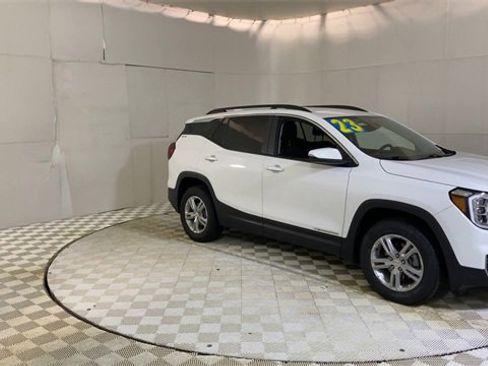 Used 2023 GMC Terrain SLE w/ Driver Convenience Package image 2
