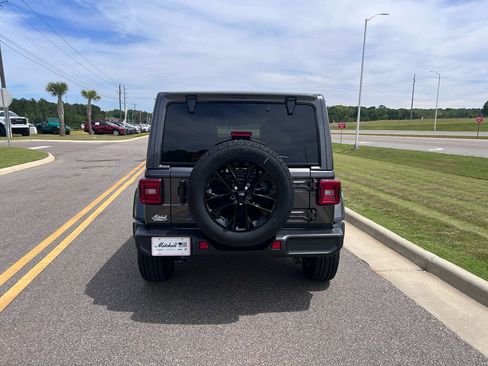 Used 2025 Jeep Wrangler Sahara image 5