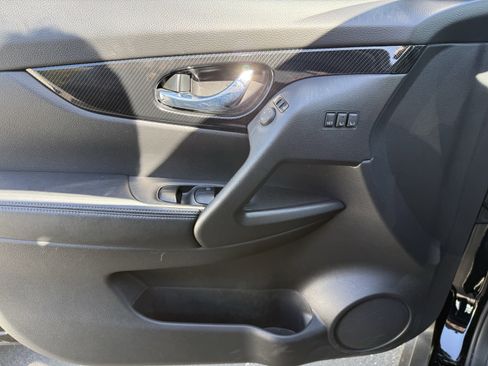 Used 2018 Nissan Rogue SL w/ Premium Package image 14