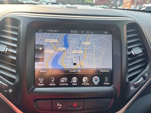Used 2018 Jeep Cherokee Limited w/ Trailer Tow Group AWD/4WD image 19