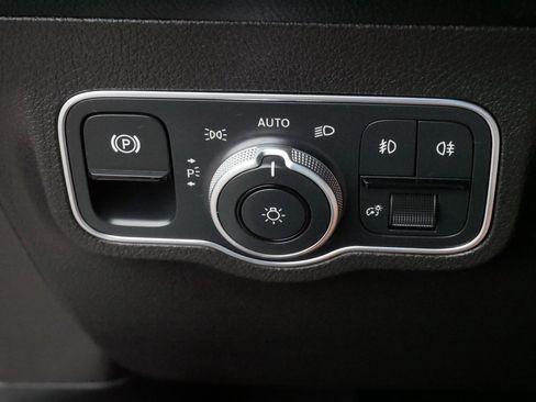 Used 2021 Mercedes-Benz GLB 250 4MATIC image 26