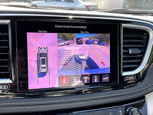 Used 2023 Chrysler Pacifica Limited image 22