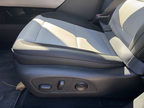 Used 2025 Chevrolet Equinox EV LT image 10