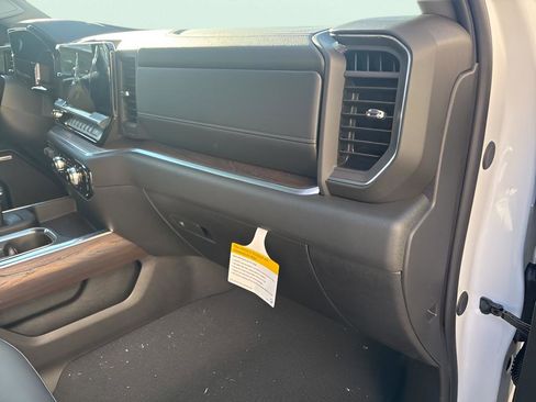New 2026 GMC Sierra 1500 SLT image 11