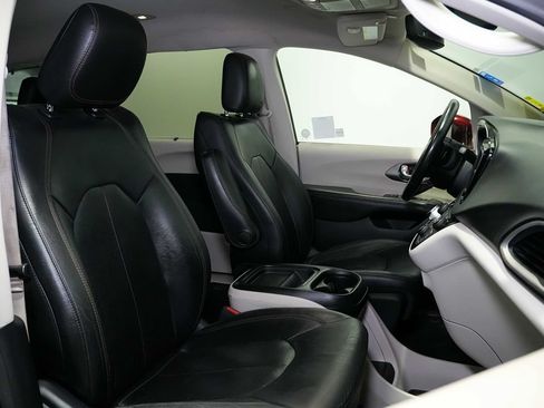 Used 2020 Chrysler Pacifica Touring-L FWD image 22