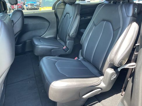 Used 2026 Chrysler Pacifica Select FWD image 9