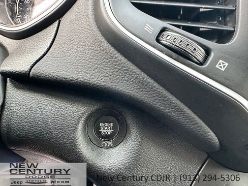 Used 2023 Jeep Cherokee Altitude Lux AWD/4WD image 35
