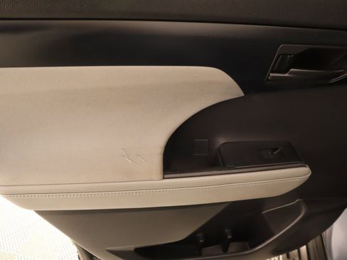 Used 2022 Toyota Highlander LE image 16