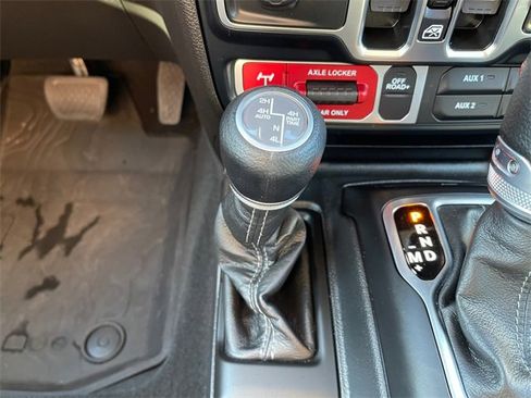 Used 2024 Jeep Wrangler Unlimited image 23