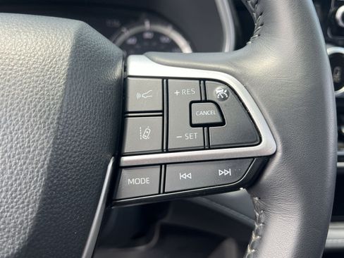 Used 2024 Toyota Highlander XLE AWD/4WD image 34