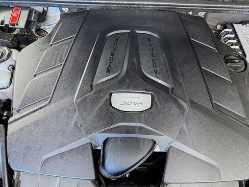 Used 2023 Porsche Cayenne Platinum Edition image 38