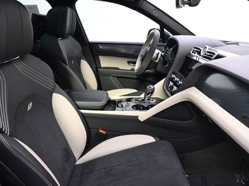 Used 2022 Bentley Bentayga AWD/4WD image 16