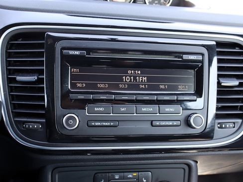 Used 2013 Volkswagen Beetle TDI image 20