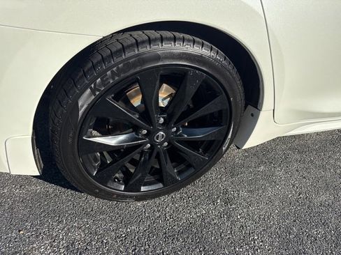 Used 2019 Nissan Maxima SR w/ Premium Package image 9