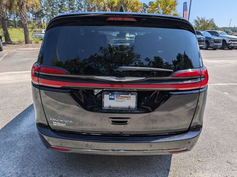 Used 2024 Chrysler Pacifica Touring-L FWD image 5