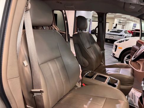 Used 2014 Chrysler Town & Country Touring-L w/ Driver Convenience Group image 12