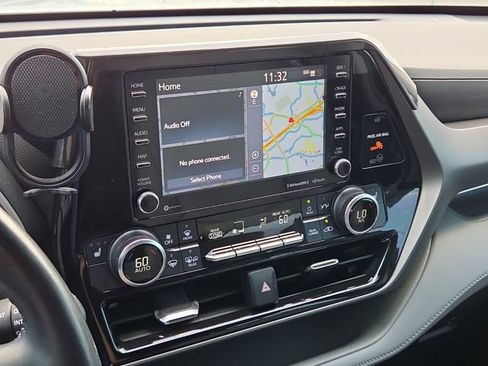 Used 2022 Toyota Highlander XLE FWD image 23