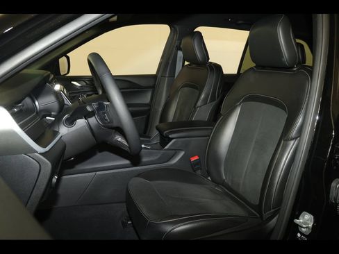 Used 2025 Jeep Grand Cherokee Altitude AWD/4WD image 23