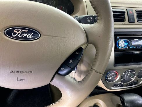 Used 2005 Ford Focus ZX4 Sedan FWD image 23