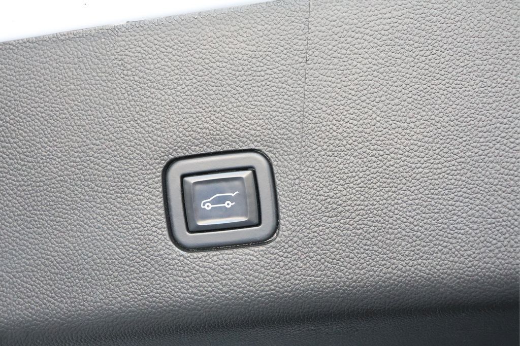 Used 2021 Chevrolet Traverse LT FWD image 30