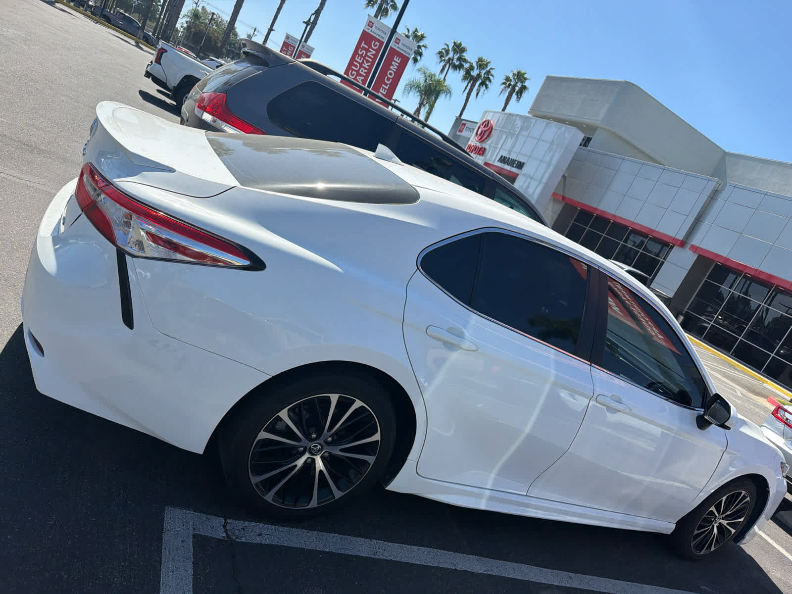 Used 2020 Toyota Camry SE FWD image 3