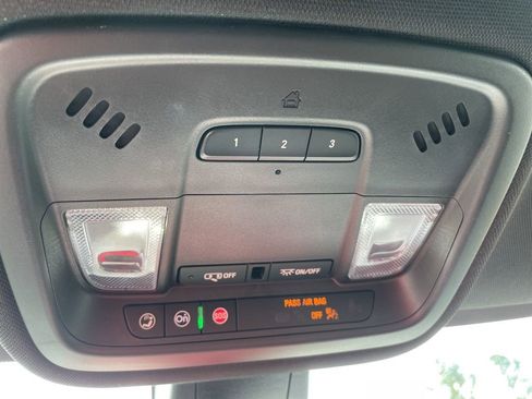 Used 2022 Chevrolet Traverse LT image 23