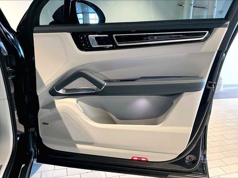 Used 2023 Porsche Cayenne Turbo S image 27