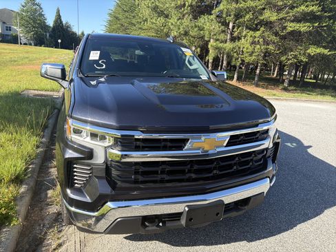 Used 2023 Chevrolet Silverado 1500 LT AWD/4WD image 3