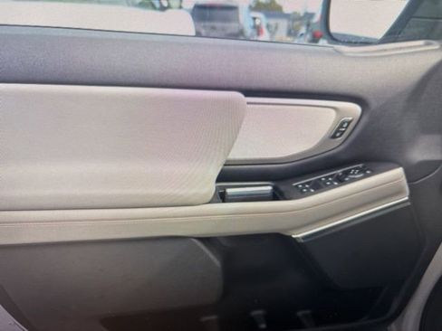 Used 2025 Ford Expedition Active image 31