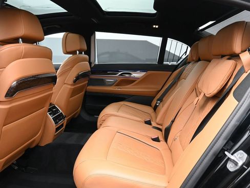 Used 2022 BMW 750i xDrive w/ Executive Package AWD/4WD image 21