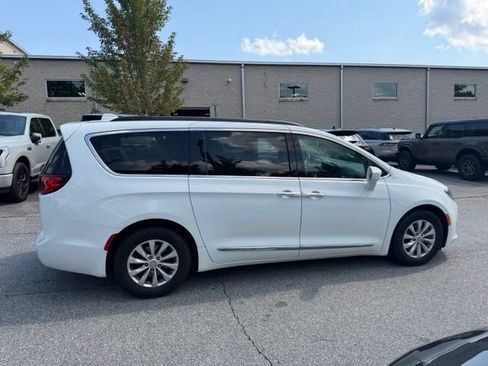 Used 2017 Chrysler Pacifica Touring-L FWD image 6