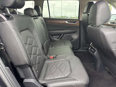 Used 2025 Volkswagen Atlas SE FWD image 10