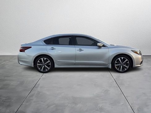 Used 2017 Nissan Altima 2.5 SR w/ LED Appearance Package image 6