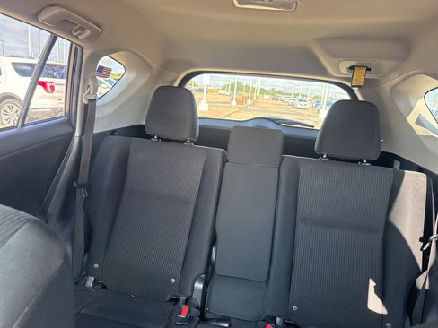 Used 2018 Toyota RAV4 LE FWD image 11
