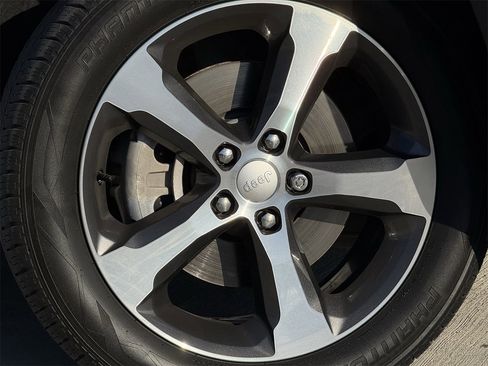 Used 2023 Jeep Grand Cherokee L Limited w/ Luxury Tech Group II image 8