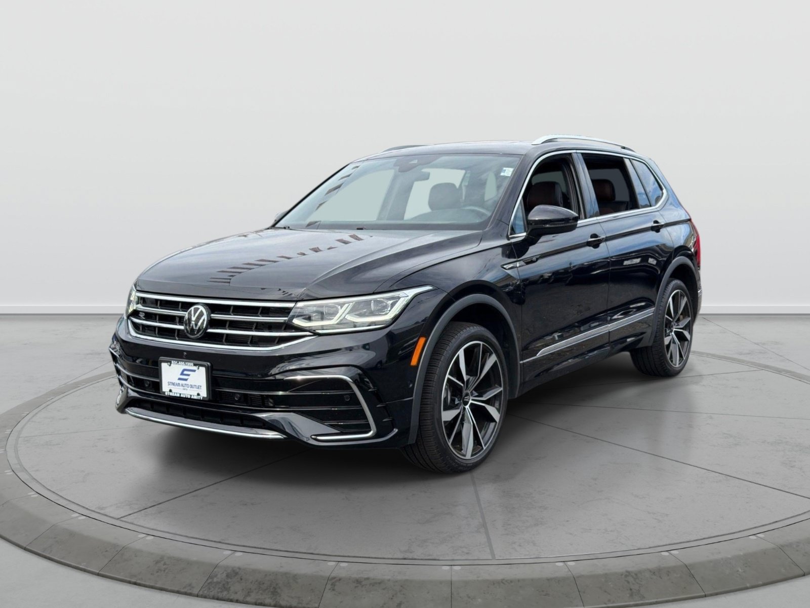 Used 2024 Volkswagen Tiguan SEL R-Line AWD/4WD image 3