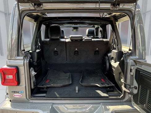 Used 2022 Jeep Wrangler Unlimited Sahara AWD/4WD image 12