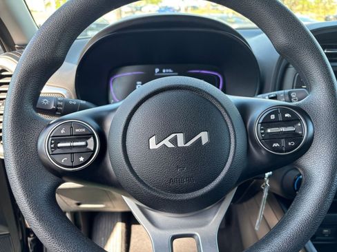 Used 2025 Kia Soul LX w/ LX Technology Package FWD image 25