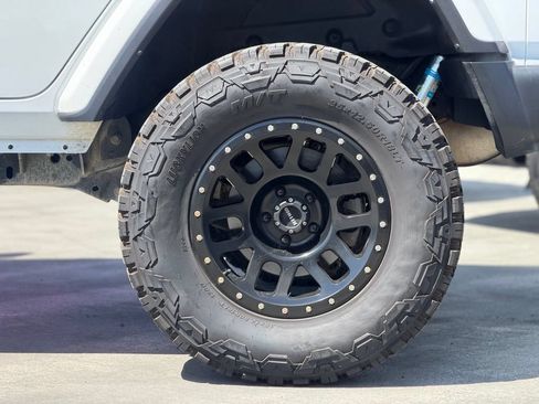 Used 2023 Jeep Wrangler Unlimited Sahara AWD/4WD image 2
