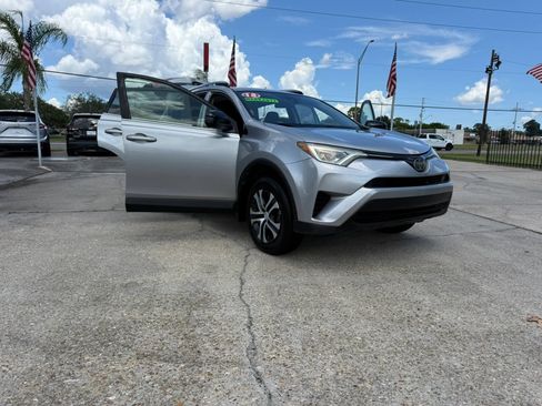 Used 2018 Toyota RAV4 LE FWD image 19