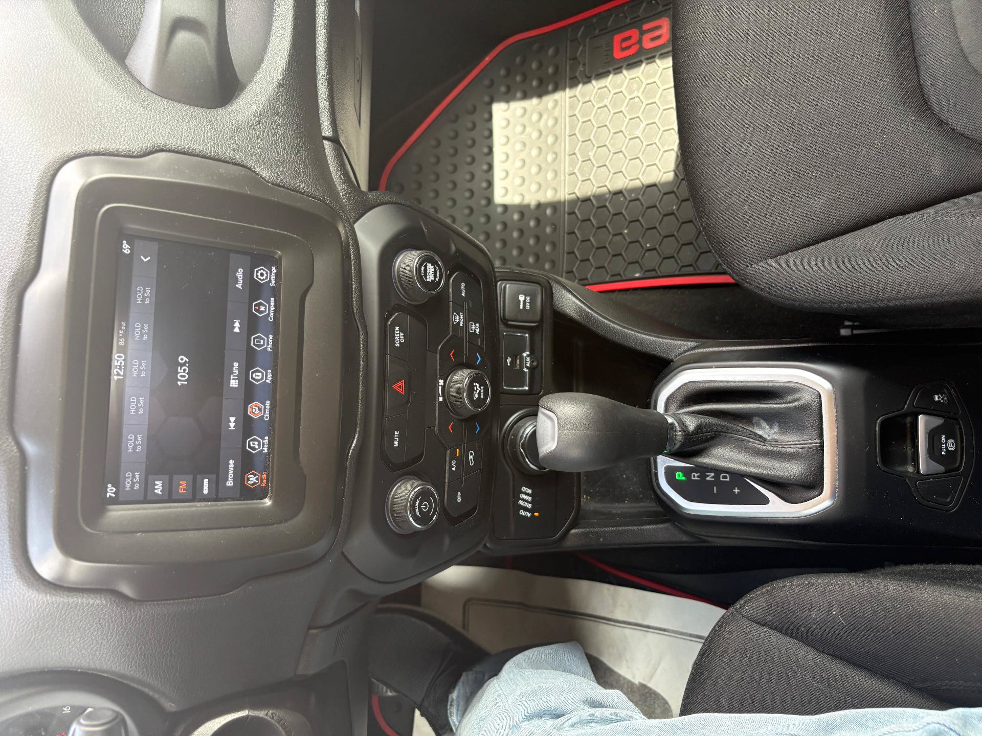 Used 2019 Jeep Renegade Latitude AWD/4WD image 24