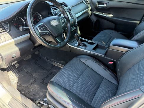 Used 2015 Toyota Camry SE w/ Moonroof Package FWD image 18